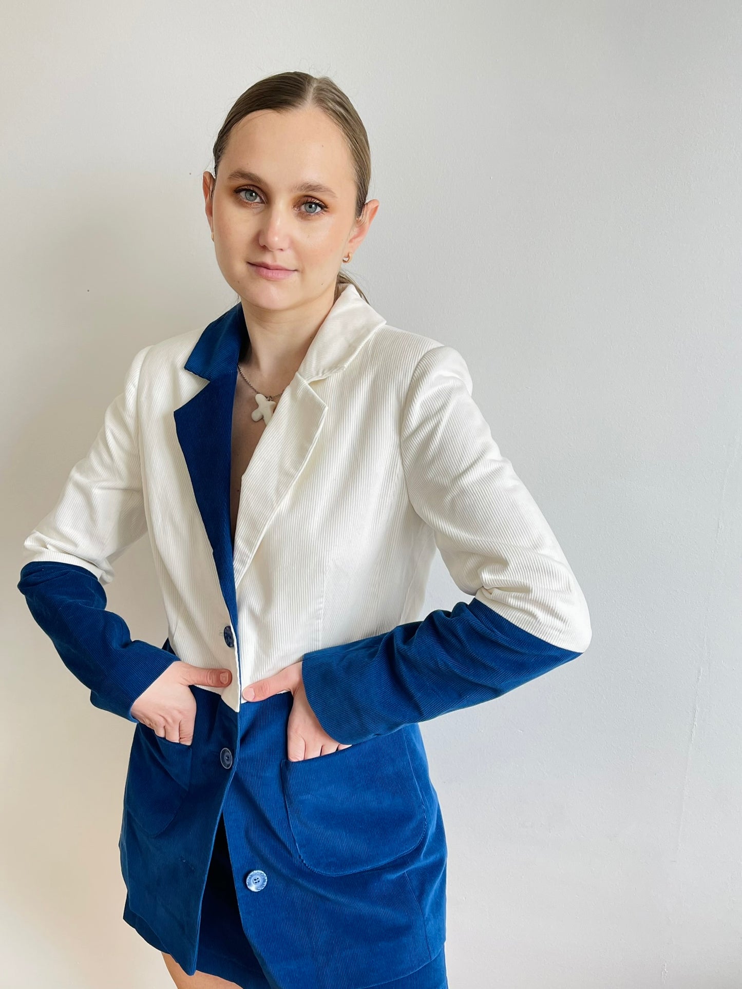 Costume tailleur bleu-blanc